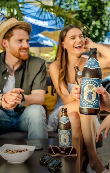 Hofbräuhaus Hell Anstoßen mit Flasche