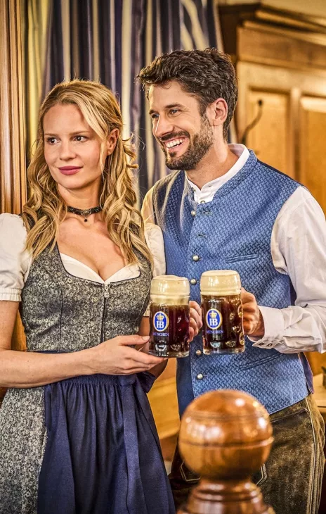 Pärchen mit Winterzwickl in Tracht