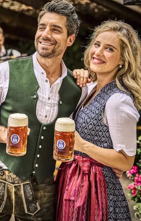 Pärchen mit Maibock Krügen in Tracht