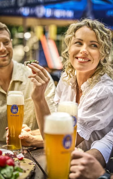 Frau mit Münchner Weisse im Weissbierglas im Biergarten