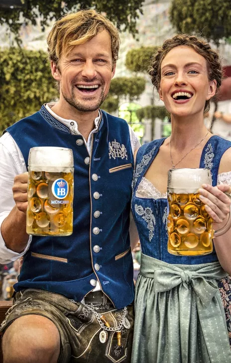 Oktoberfest Pärchen mit Masskrügen