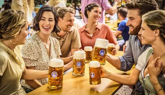 Helles im Masskrug Freundesgruppe im Biergarten