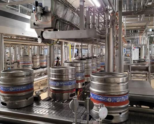 neue moderne Keganlage der Brauerei mit abgefüllten Fässern