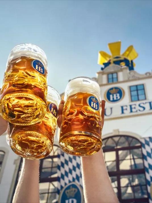 anstoßen Masskrug Festzelt Wiesn Oktoberfest
