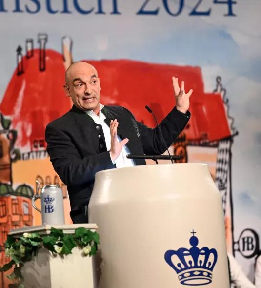 Maibockanstich Kabarettist Django Asül Politikerderblecken