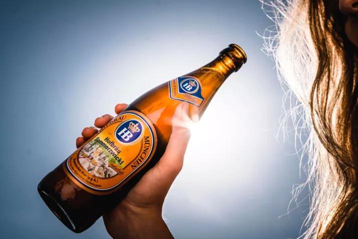 Sommerzwickl Bierflasche in der Sonne sommerlicher Biergenuss