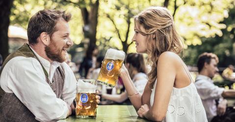 biergarten-brotzeit-hofbraeu-bier