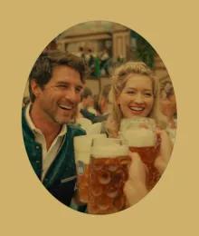 Oktoberfest Pärchen stoßen mit Maßkrug mit Bier im Hofbräufestzelt an