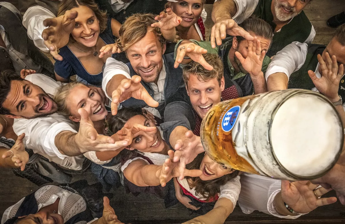 Zelt Menschen greifen nach Masskrug