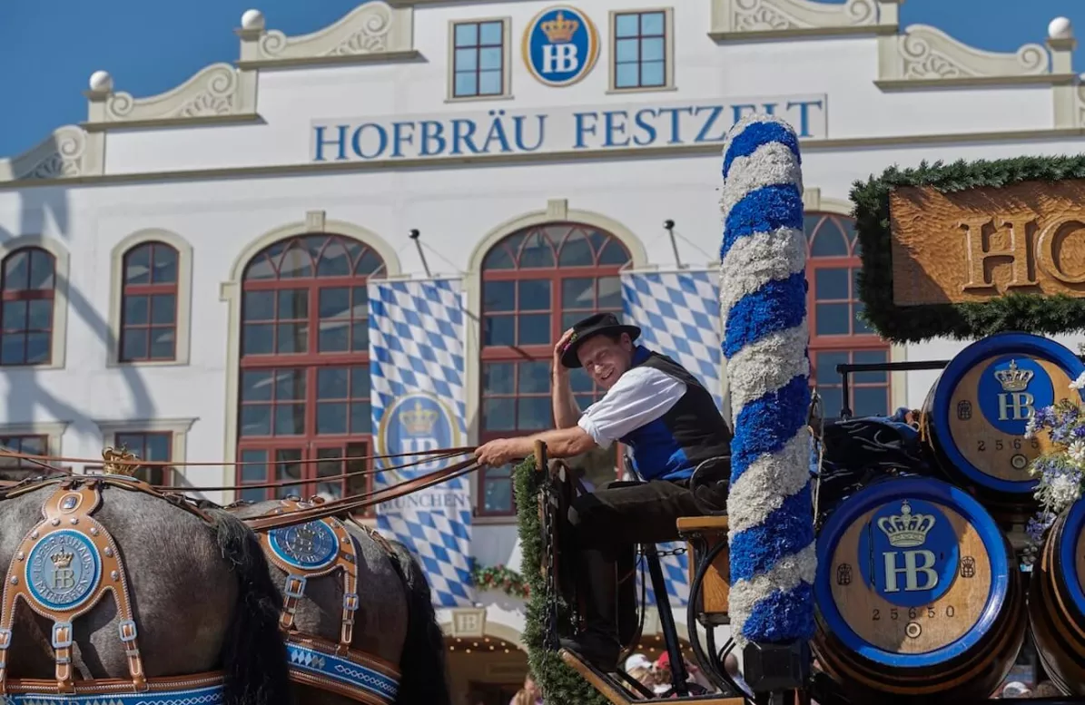 Pferdegespann mit Kutsche vor Hofbräu Oktoberfestzelt