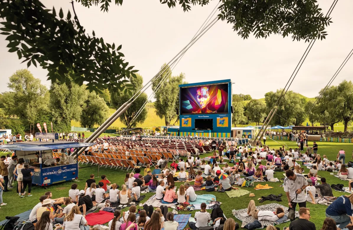 Kino am Olympiasee mit Leinwand, Liegestühlen und Hofbräu Bierwagen
