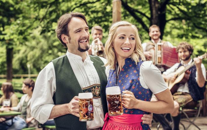 Pärchen im Biergarten mit Hofbräu Maibock