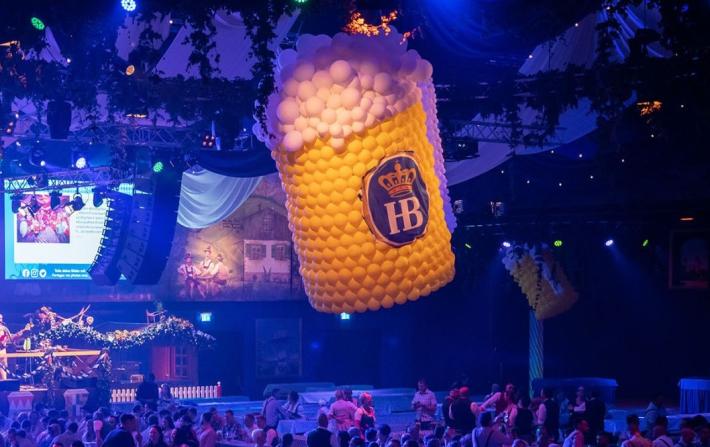 Hofbräu Riesen Masskrug im Festzelt beim Europa-Park Oktoberfest