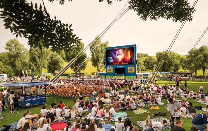 Kino am Olympiasee mit Leinwand, Liegestühlen und Hofbräu Bierwagen