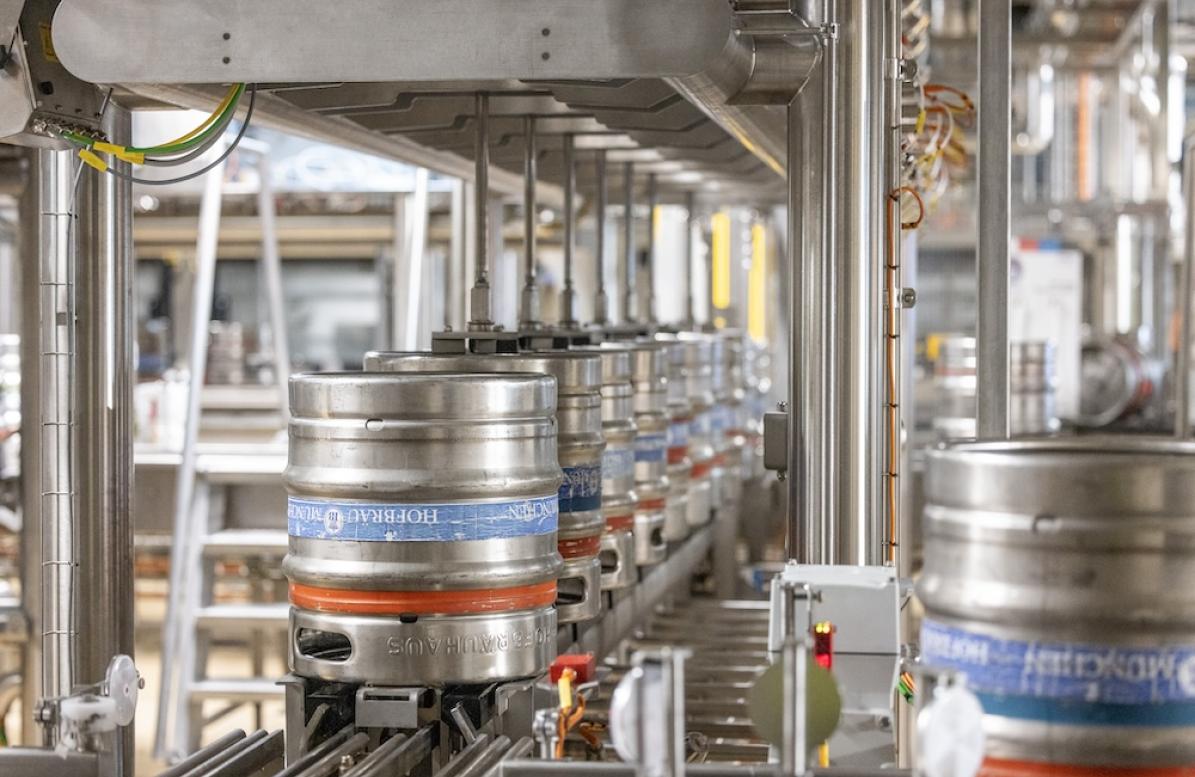 Neue Kegabfüllung in der Brauerei Fässer