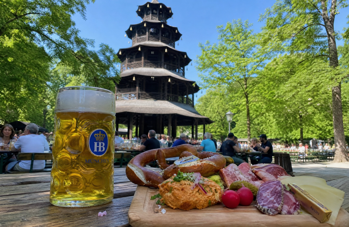 Chinesischer Turm München mit Brotzeit und Mass Bier im Vordergrund