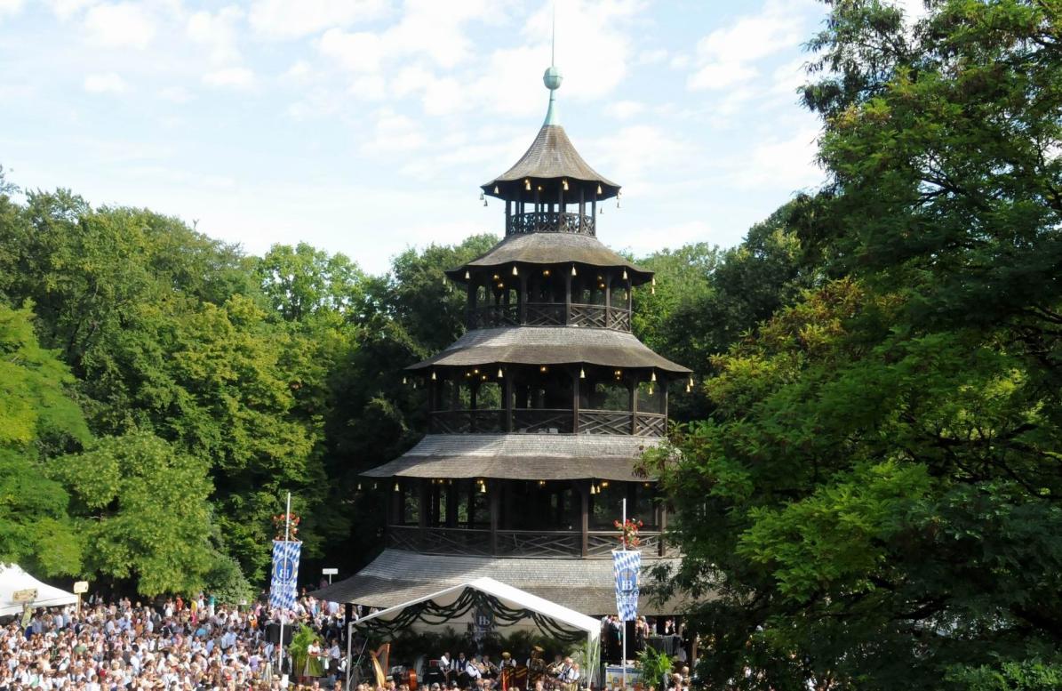 Chinesischer Turm München mit Brotzeit und Mass Bier im Vordergrund
