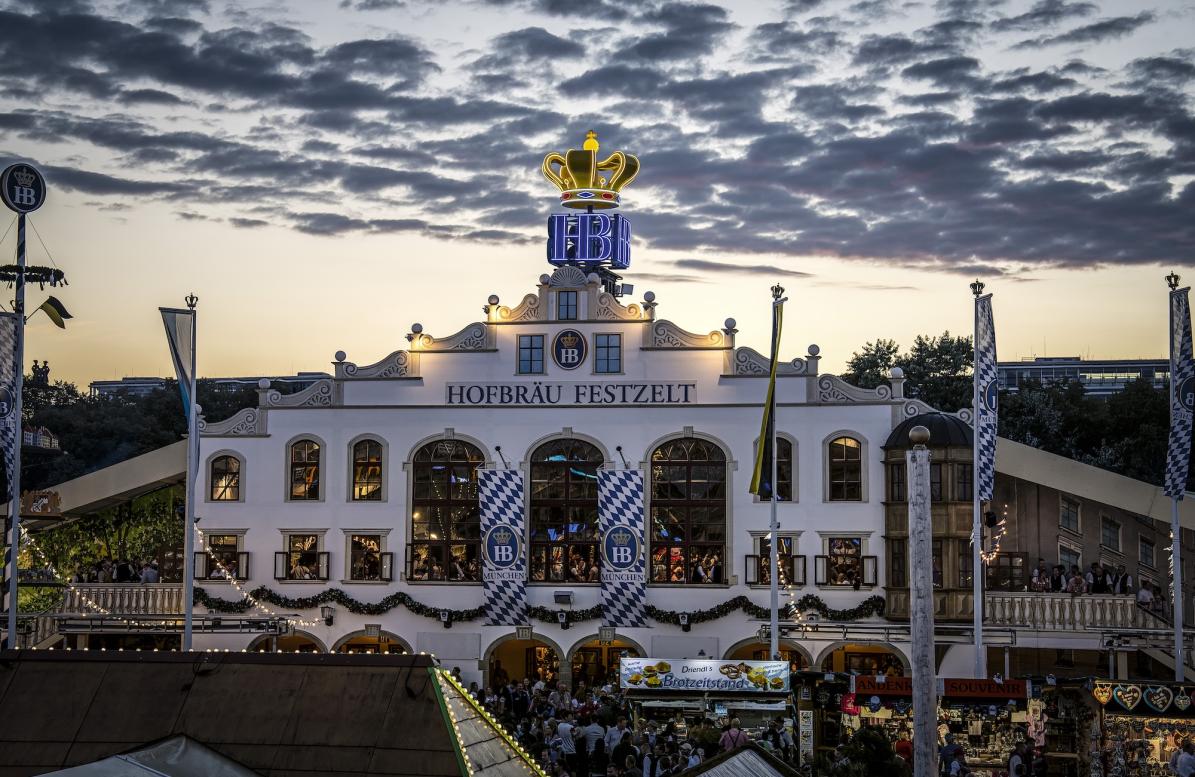 Hofbräu Festzelt Fassade auf Oktoberfest in Dämmerung