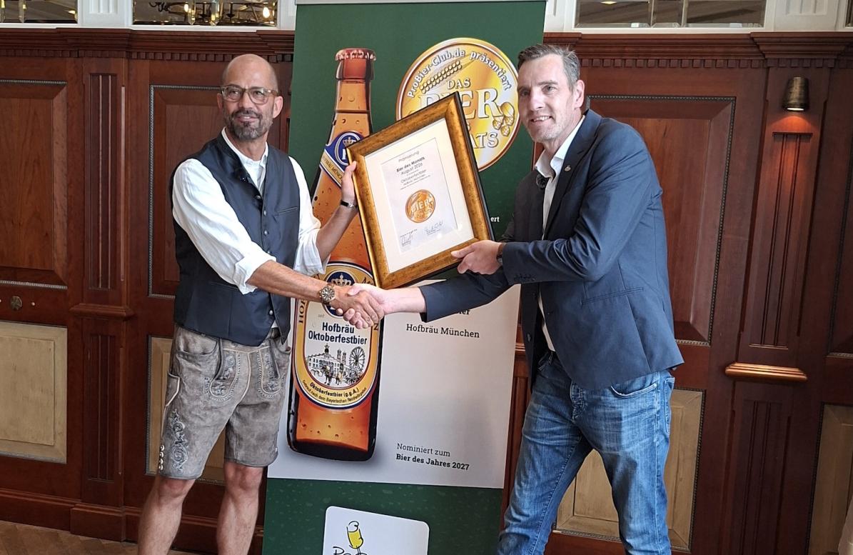 Stefan Hempl Oliver Hering bei Urkundenübergabe Bier des Monats im Hofbräuhaus