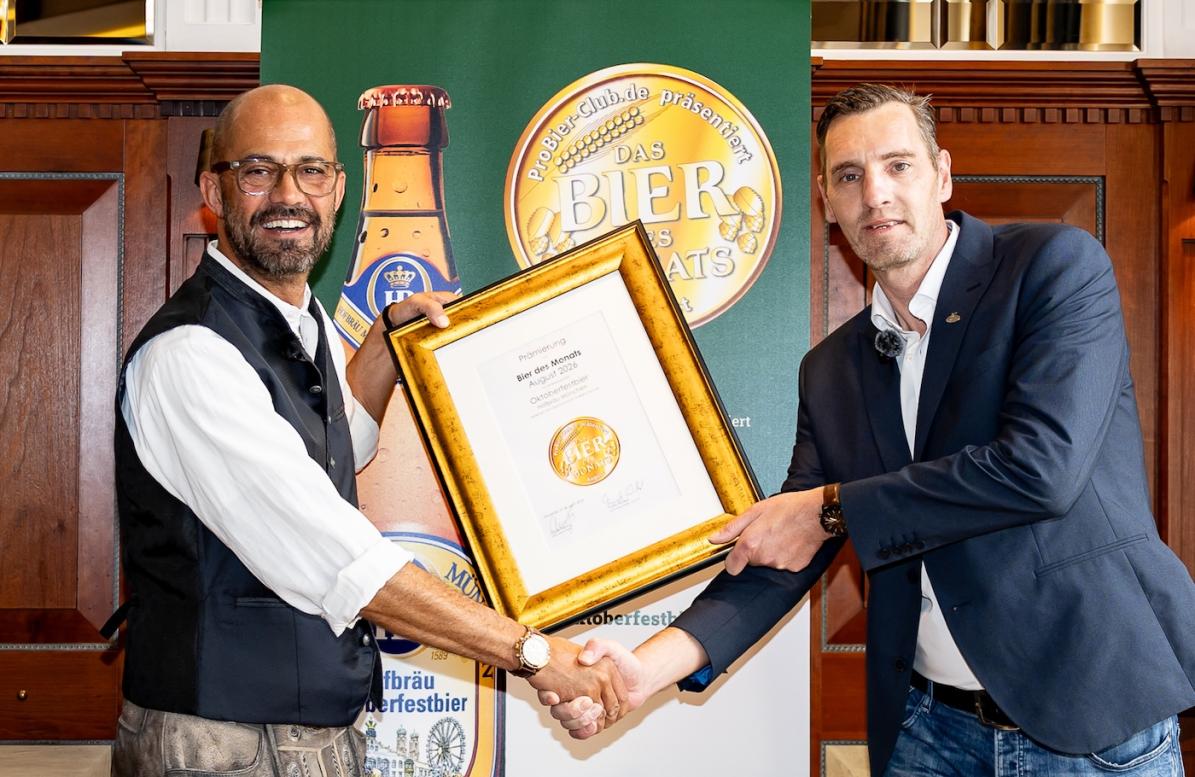 Stefan Hempl Oliver Hering bei Urkundenübergabe Bier des Monats im Hofbräuhaus