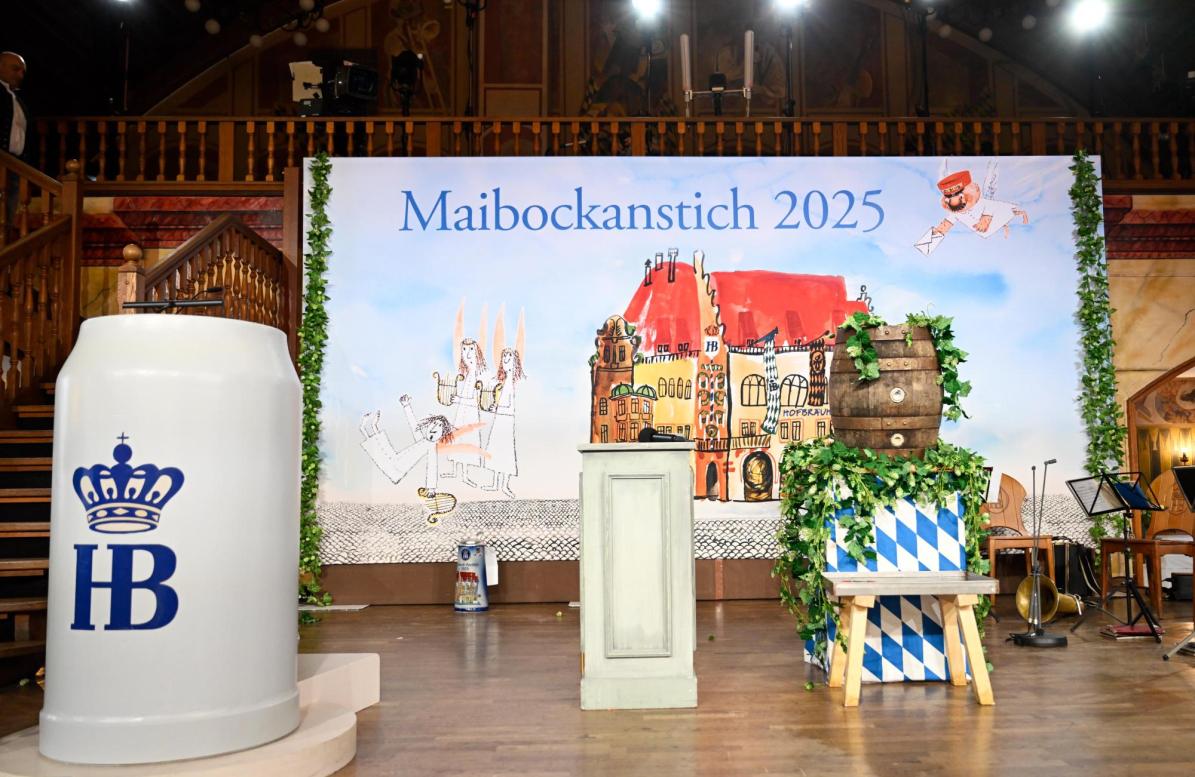 Maibockanstich 2025 Bühne im Hofbräuhaus