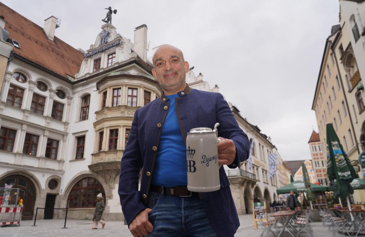 Django Asül mit Steinkrug vor dem Hofbräuhaus