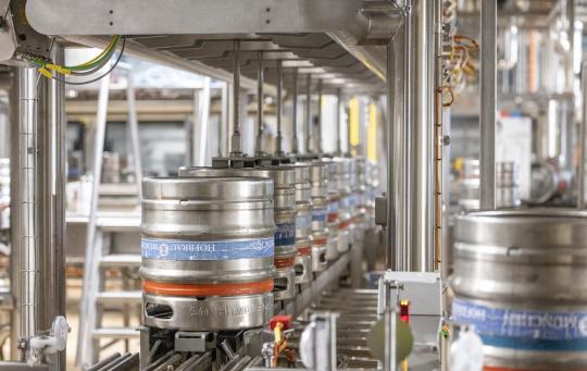 Neue Kegabfüllung in der Brauerei Fässer