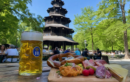 Chinesischer Turm München mit Brotzeit und Mass Bier im Vordergrund