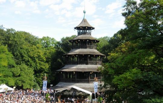 Chinesischer Turm München mit Brotzeit und Mass Bier im Vordergrund