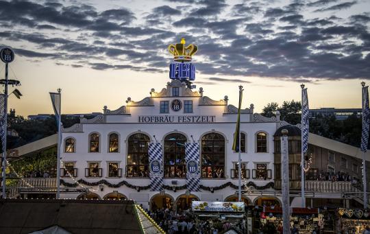 Hofbräu Festzelt Fassade auf Oktoberfest in Dämmerung