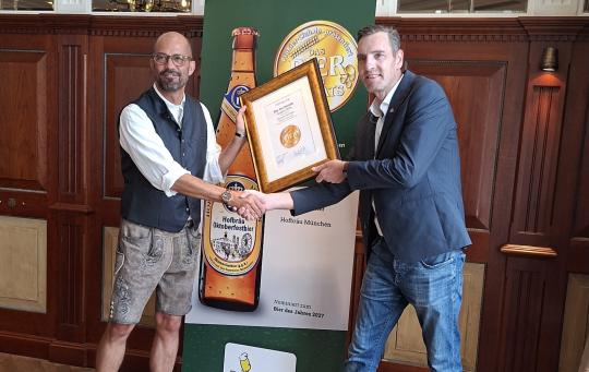 Stefan Hempl Oliver Hering bei Urkundenübergabe Bier des Monats im Hofbräuhaus