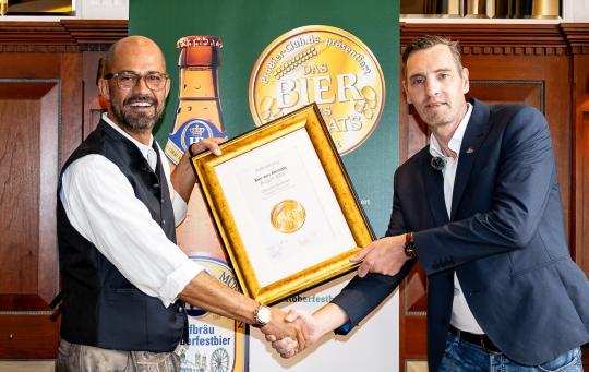 Stefan Hempl Oliver Hering bei Urkundenübergabe Bier des Monats im Hofbräuhaus