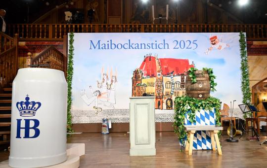 Maibockanstich 2025 Bühne im Hofbräuhaus