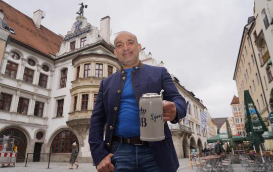 Django Asül mit Steinkrug vor dem Hofbräuhaus