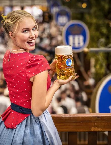 Frau mit Dirndl und Mass auf Oktoberfest in Hofbräu Festzelt