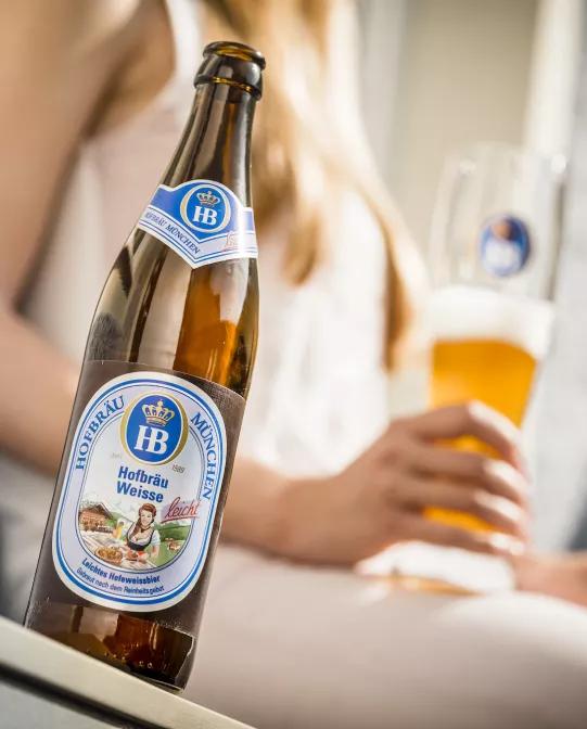 Weisse Leicht Weissbiergenuss Glas mit Flasche