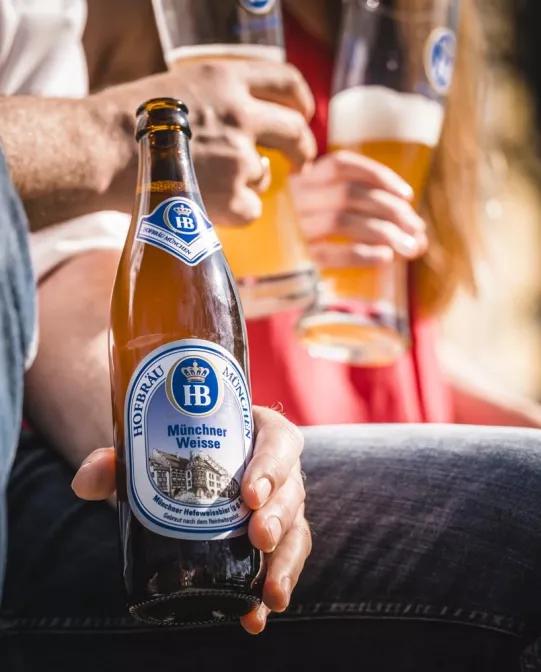 Münchner Weisse Weissbier Gläser mit Schaumkrone und Bierflasche