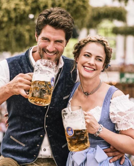 Oktoberfest Pärchen mit Masskrügen im HB Festzelt