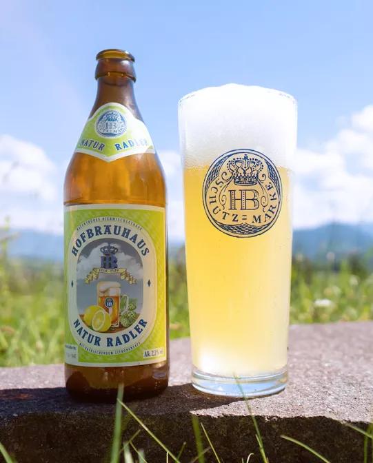 Hofbräuhaus Natur Radler in der Wiese im Sonnenschein