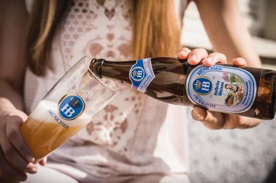 Weisse Leicht Weißbierflasche mit Glas einschenken Schaumkrone HB