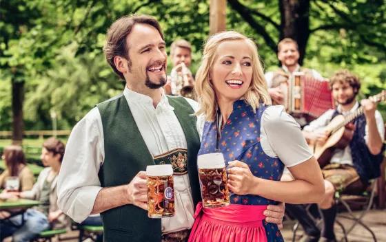 Maibock Bockbier Biergarten Pärchen Maibockanstich Bier München