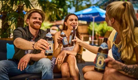 Anstoßen Helles Flaschenbier Sommer Hofbräu