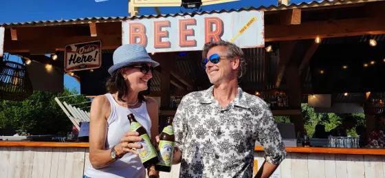 Hofbräuhaus Naturradler anstoßen vor der Bar auf dem Tollwood in München