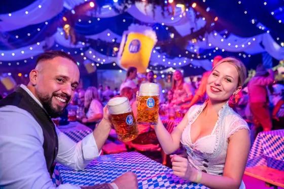 Europa-Park Oktoberfest Zeltansicht mit Stimmung und aufgeblasenem Hofbräu-Krug