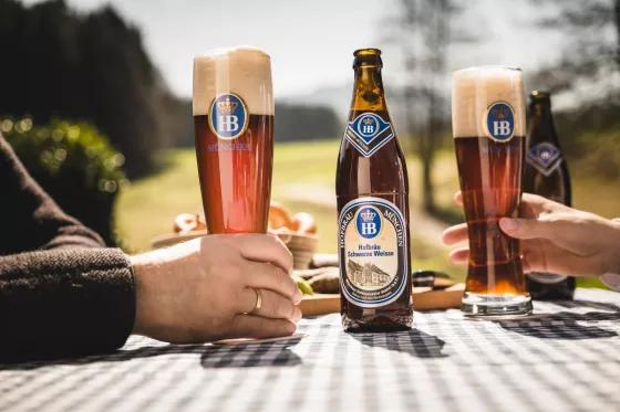 Hofbräu Schwarze Weisse Weissbiere im Flas mit Flasche auf Tisch