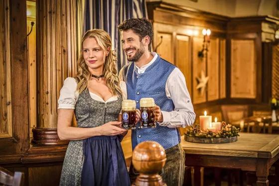 Winterzwickl Pärchen im Wirtshaus mit Masskrug in Tracht