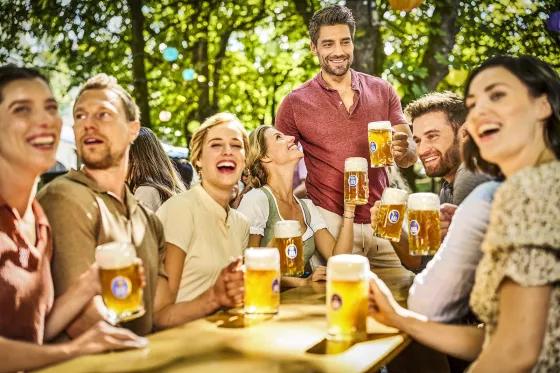 friend group in beer garden with sommerzwickl