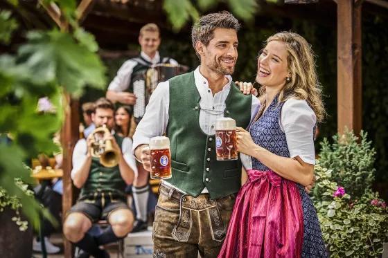 Maibock Bockbier Biergarten Pärchen Maibockanstich Bier München