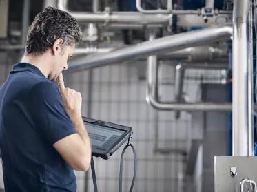 Mitarbeiter bei der Energiemessung in der Brauerei