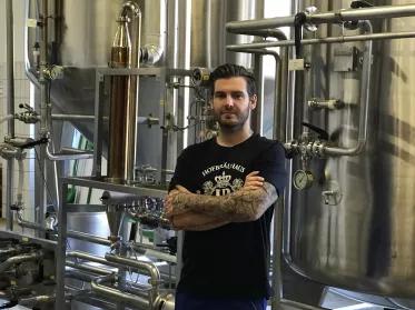 Mitarbeiter im HB-T-shirt in der Brauerei